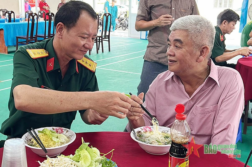 Chương trình “Ăn sáng cùng ngư dân” góp phần tăng cường mối quan hệ quân dân